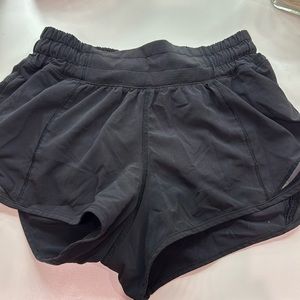 Lululemon hotty hot low rise shorts 2.5” size 0